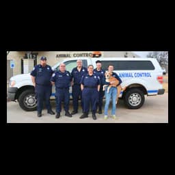Equipo de bienestar animal con su vehículo, en la fotografía del sitio oficial de la ciudad de Enid