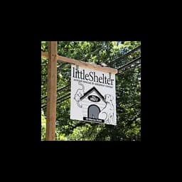 Placa de entrada do Little Shelter Animal Rescue & Adoption Center em Long Island