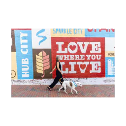 Cofundadora de Hub City Animal Project paseando con su perro en Spartanburg